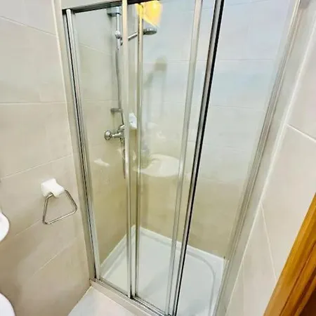 Δωμάτια σε οικογενειακή κατοικία Private In St Julian's At Spinola Bay